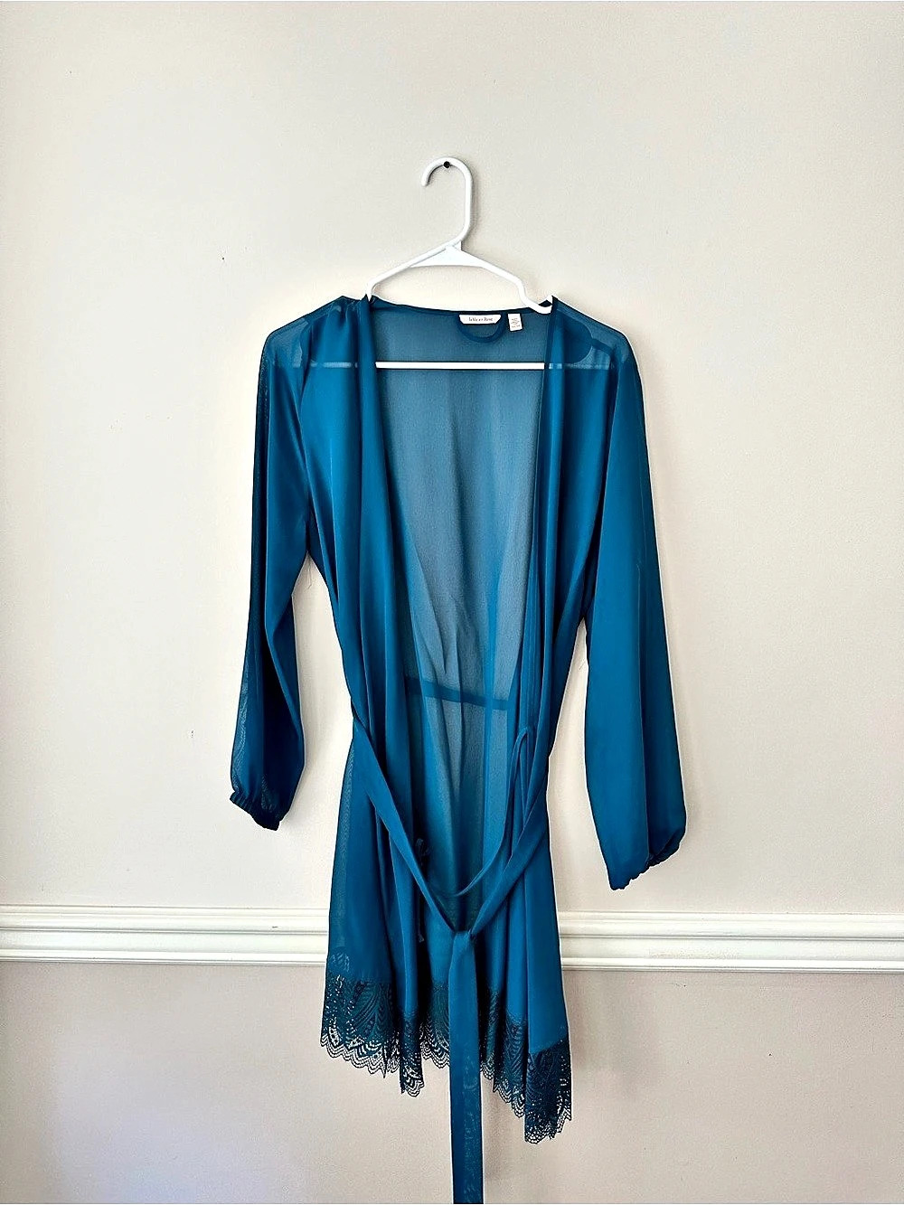 la Vie en Rose Sheer Lace Hem robe in Blue Size Medium Like New